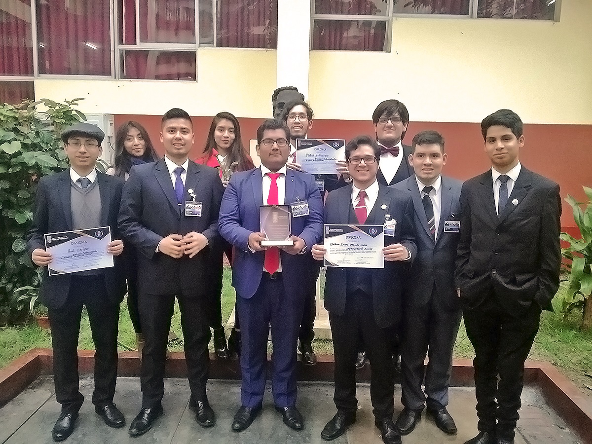 Estudiantes de Derecho premiados en importante evento nacional