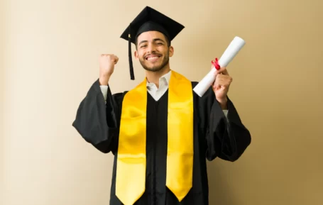 Estudiante universitario obteniendo el grado de bachiller en Perú