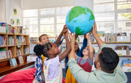 Estudiantes de primaria participando en una actividad grupal en el aula