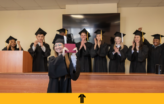 Estudiantes universitarios celebrando su graduación y la obtención de grados académicos en Perú.