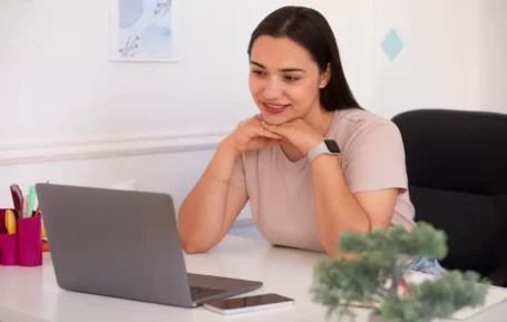 Estudiante del curso de portugués de Educación Continua UPN en una clase virtual