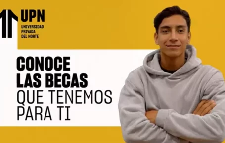 Estudiante de la Universidad Privada del Norte (UPN) presenta las becas disponibles para acceder a la educación superior.