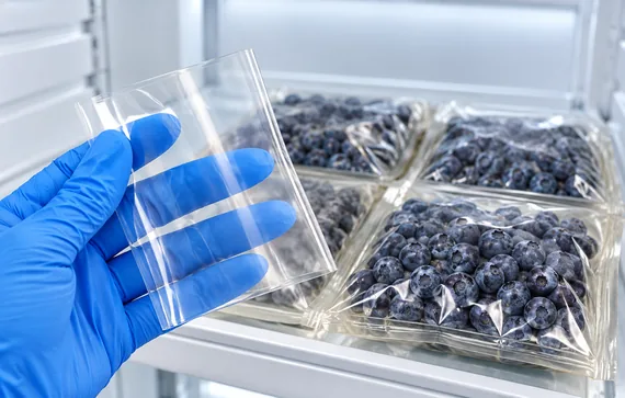 Bioplástico con nanotecnología para conservar arándanos
