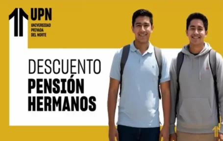 Dos estudiantes de la Universidad Privada del Norte (UPN) presentan el beneficio de descuento en la pensión para hermanos.
